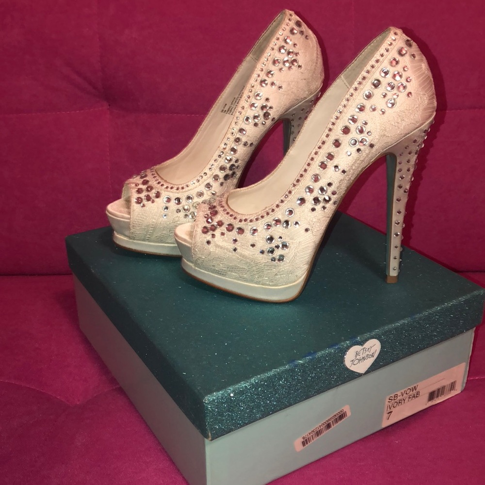 Betsey Johnson BLUE White Lace Bling Heels 7